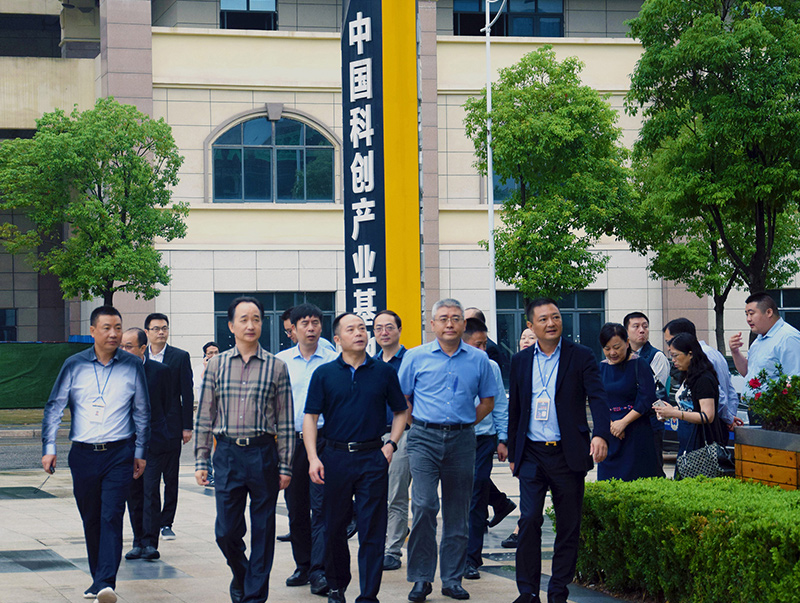 市食药监局唐英瑜局长、原两江管委会常务副主任汤宗伟调研园区