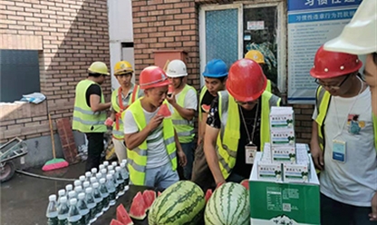 高温期间，到建设工地开展慰问活动