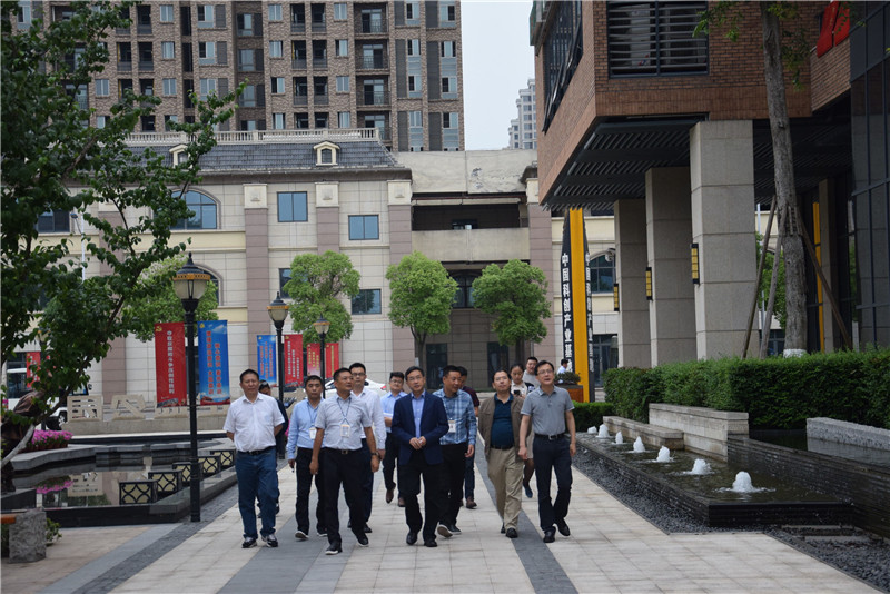 2018年5月市科委许洪斌主任指导园区工作 