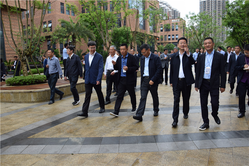 2019年5月市委常委、两江新区党工委书记段成刚、常务副主任王志杰陪同广安市委书记李建勤调研园区