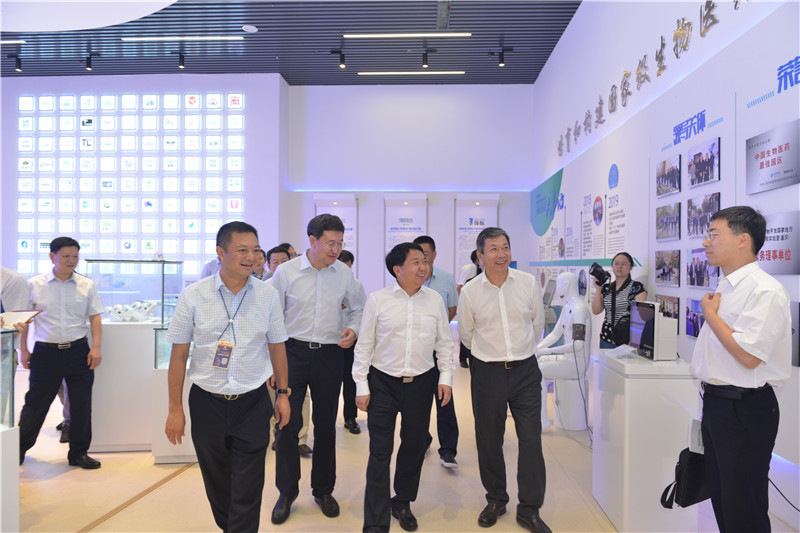 2019年6月副市长熊雪、两江管委会常务副主任王志杰陪同国家发改委副主任罗文一行调研园区 