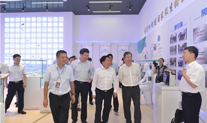 重庆市政府副市长熊雪、时任重庆市两江管委会常务副主任、现任重庆市涪陵区委书记王志杰陪同国家发改委副主任罗文一行调研园区