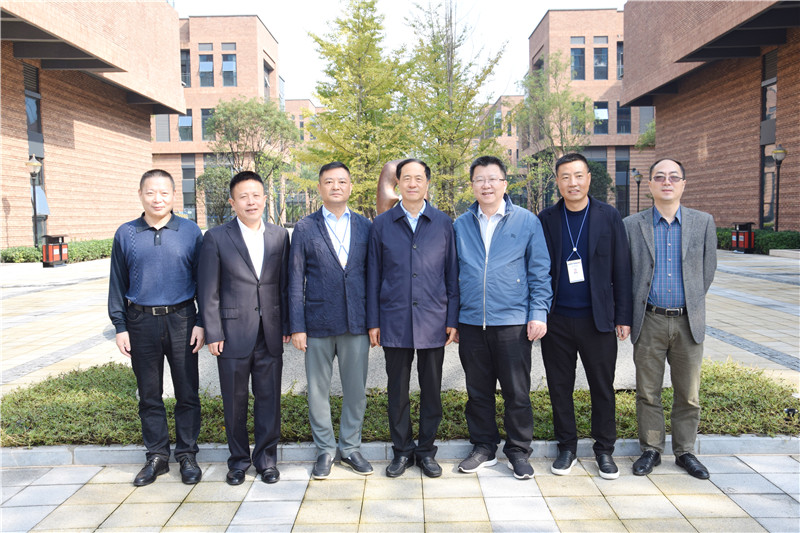 2019年11月国家药监总局毛振宾司长一行考察大地企业公园