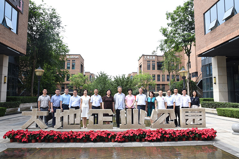 2021.7.10-加拿大国家工程院院士叶思宇一行嘉宾在原市经信委副主任杨丽琼的陪同下参观园区