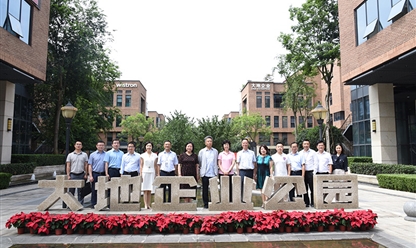 加拿大国家工程院院士叶思宇一行嘉宾在原市经信委副主任杨丽琼的陪同下参观园区