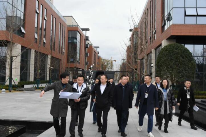 两江管委会副主任皮涛调研大地（国际）生命科学园